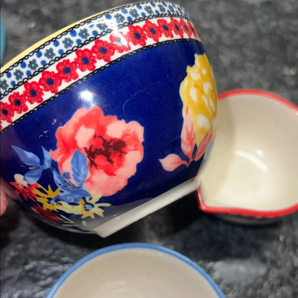 Pioneer Woman ceramic Floral Utensil Holder and Measuring Cups Set. 5.5” tall.